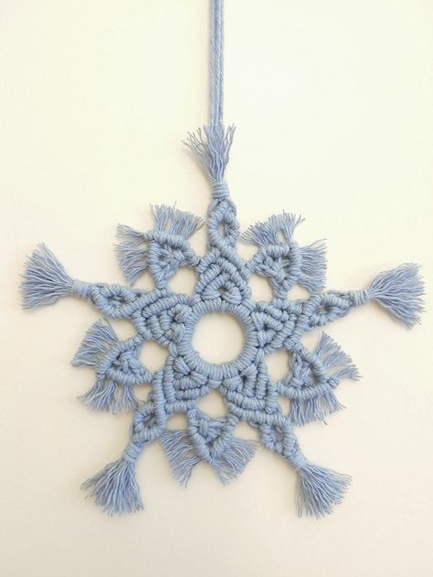 Macrame Snowflakes Diy, Xmas Macrame, Macrame Snowflakes, Snowflakes Diy, Macrame Rings, Makramee Diy, Macrame Knots Pattern, Snow Flakes Diy, Mini Macrame