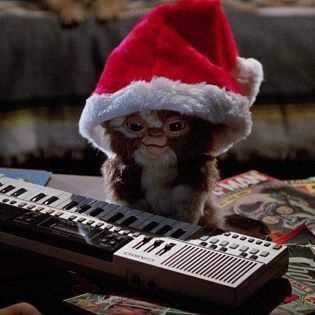 Gremlin wearing Santa Claus hat The Human Centipede, Christmas Horror Movies, Christmas Horror, Best Christmas Movies, Alternative Christmas, Image Film, Love Actually, Christmas Gif, Holiday Movie