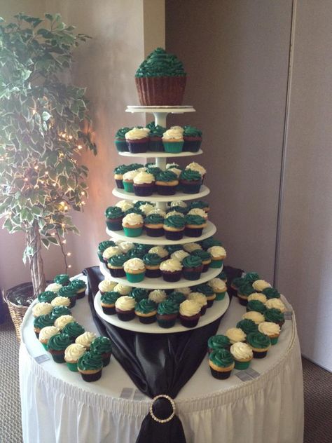 Beautiful Deep Green Wedding Cupcakes Emerald Wedding Cupcakes, Emerald Green And Gold Sweet 16 Decorations, Emerald Green And Gold Wedding Cake And Cupcakes, Green And Gold Cupcakes Wedding, Emerald Green Quince Cake, Emerald Green Cupcakes, Green Wedding Cupcakes, Cupcakes Green, Green Quinceanera Theme