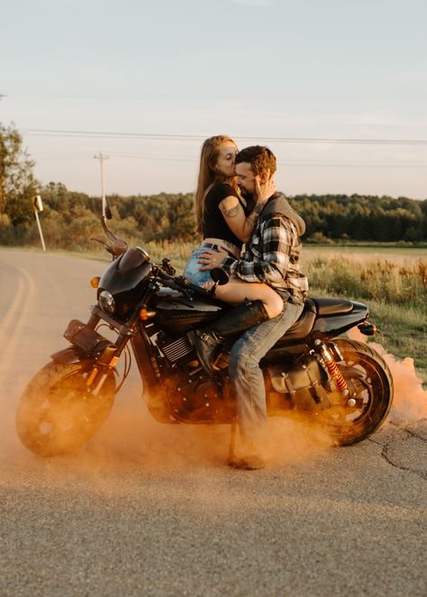 Harley Davidson Photoshoot, Couples Photoshoot Country, Harley Photoshoot, Moto Wedding, Photoshoot Motorcycle, Road Photoshoot, Motorcycle Engagement Photos, Couple Motorcycle, Motorcycle Shoot