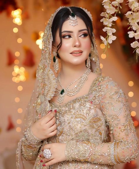 Pakistani Bridal Makeup Hairstyles, Pakistani Makeup Looks, Nikah Outfit, Bride Photos Poses, Pakistani Bridal Makeup, Red Bridal Dress, Bridal Makeup Images, Desi Wedding Dresses, Bridal Makeover