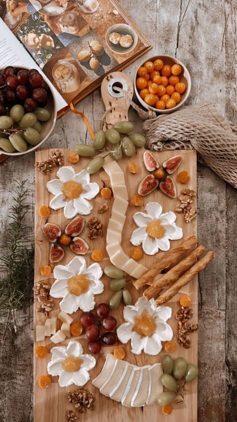 Flower chessboard 🌼 I used cream cheese for the flower leaf’s and for the flower middle I used lemon curd 🍋 The other yummy foodies are :… | Instagram Gouda Cheese, Charcuterie Inspiration, 29th Birthday, Mad Tea Party, Flower Leaf, Cream Flowers, Flower Tea, Gouda, Lemon Curd