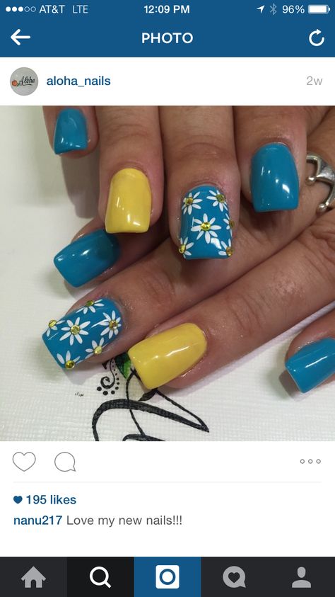 September Sns Nail Colors, Daisy Acrylic Nails Flower Designs, Daisy Nail Designs, Daisy Gel Nails, Spring Sns Nails 2024, June Nail Designs, Bright Daisy Nails, Short Daisy Nails, Blue Daisy Nails