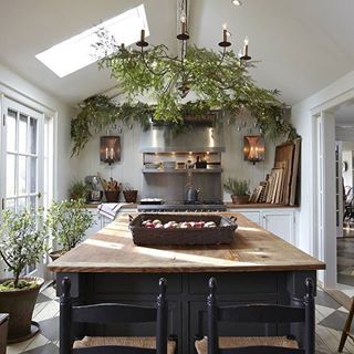 This stunning evergreen eat-in. Küchen Design, Beautiful Kitchens, Country Kitchen, Dream Kitchen, Kitchen Inspirations, Farmhouse Kitchen, New Kitchen, Kitchen Interior, A Kitchen