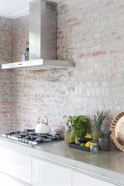 Colorful yet minimalistic apartment renovation (via Bloglovin.com ) Amazing Kitchens Design, Kitchen Brick, Brick Wall Kitchen, Modern Konyhatervezés, Brick Kitchen Backsplash, White Wash Brick, Industrial Style Kitchen, Brick Kitchen, Brick Backsplash