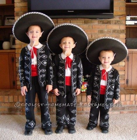 We have three little boys who are super good buddies and also very silly and funny. We tried to think of Halloween costumes that they could wear as a Three Amigos Costume, Geek Outfit, Funny Kid Costumes, Brother Ideas, Three Amigos, Baby Halloween Outfits, Halloween Costumes For 3, Diy Costumes Kids, Kids Costumes Boys