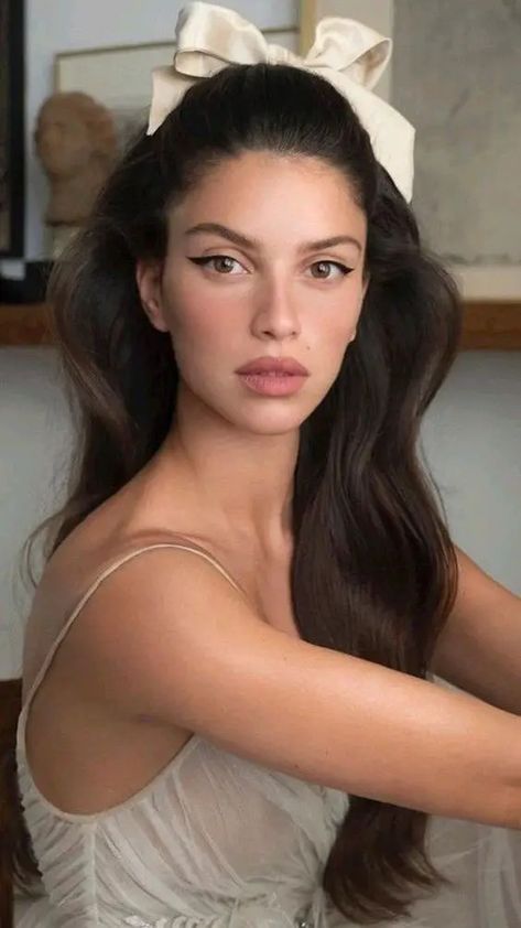 long dark hair with bow Dag Make Up, Elegantes Makeup, Mekap Mata, Kadeřnické Trendy, Flot Makeup, Vlasové Trendy, Smink Inspiration, Wedding Hair And Makeup, Vintage Hairstyles