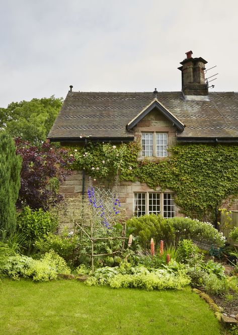 Real home: a pretty farm cottage sees an Arts & Crafts inspired restoration | Real Homes Rustic Cottage Exterior, Pretty Cottage, Cottage Aesthetic, English Cottages, Fairytale Cottage, Cottage Garden Design, Cottage Exterior, Cottage Style Decor, Farm Cottage