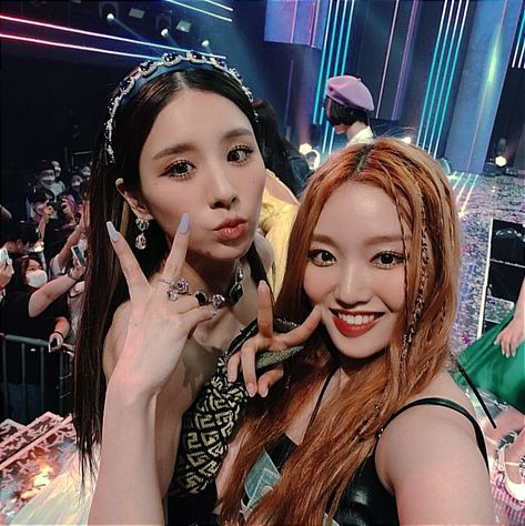 Loona heejin and gowon Sharpen icon#loona #gowon #heejin #icon #edit [Don't repost] Gowon Selca, Loona Queendom, What Is Kpop, Pop Girlies, Loona Heejin, Odd Eyes, Olivia Hye, Kim Lip, Favorite Person