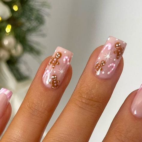 𝐇𝐚𝐧𝐧𝐚��𝐡 𝐓𝐚𝐲𝐥𝐨𝐫 on Instagram: "#ad Gingerbread and Candy Canes 🎀🍪
________________
Using @the_gelbottle_inc 
★ Carrie’s Cosmo 
★ BIAB NU05
★ Caramel 
★ Daisy studio gel" Gingerbread Cookie Nails Simple, Pretty Nails With Gems, Christmas Nail Ideas Gingerbread, Simple Christmas Nails Gingerbread, Candy Cane And Gingerbread Nails, Christmas Nail Inspo Gingerbread, Christmas Nails Short Gingerbread, Christmas Nails With Gingerbread, Biab Nails Inspiration Christmas