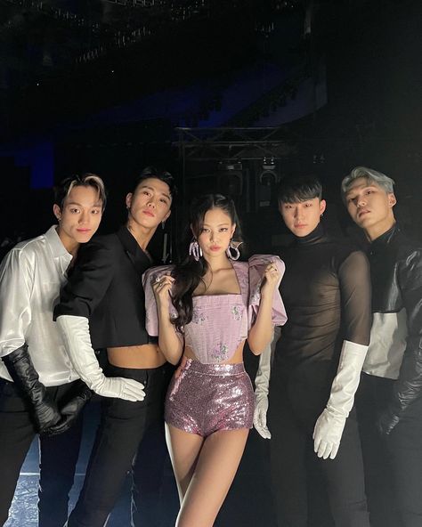 GLOBAL BLACKPINK #THESHOW♛ on Twitter: "[IG] #JENNIE with YG Dancers BLACK.Q (blackqworld) #THESHOWToday #BLACKPINK_THESHOW @BLACKPINK… " Mode Chanel, Dancers Outfit, Jennie Kim Blackpink, Ruby Jane, Blackpink Photos, Blackpink Fashion, Blackpink In Your Area, Blackpink Jisoo, Blackpink Jennie