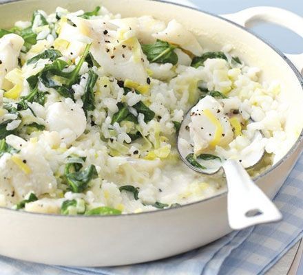 smoked haddock & leek risotto - this is AMAZING! I added extra spinach and peas tho :) Smoked Haddock Risotto, Filet Mignon Chorizo, George Hughes, Leek Risotto, Smoked Haddock, Rice And Vegetables, Risotto Recipe, Risotto Recipes, Fodmap Recipes