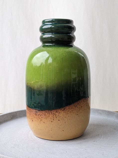 1970's Jasba Vase West German Pottery von VintiemeVintage auf Etsy Mood Lifters, Mid Century Vase, German Pottery, West German Pottery, Last Minute Gifts, Bright Green, Ceramic Vase, Vintage Ceramic, Makers Mark