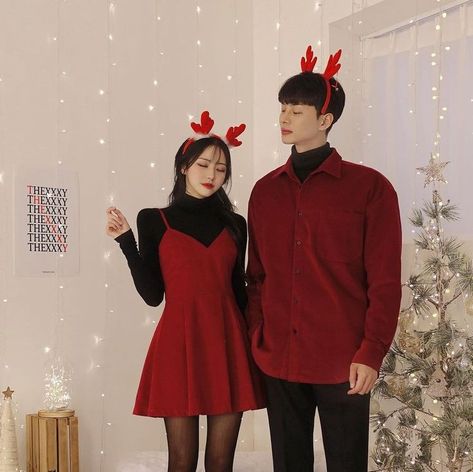 Valentine Couple Outfits, Couple Clothes Matching Outfits, Korean Couple Outfits, Red Christmas Outfit, Couple Outfits Matching, Casual Christmas Party Outfit, Aesthetic Couples, Matching Christmas Outfits, Outfits New Year