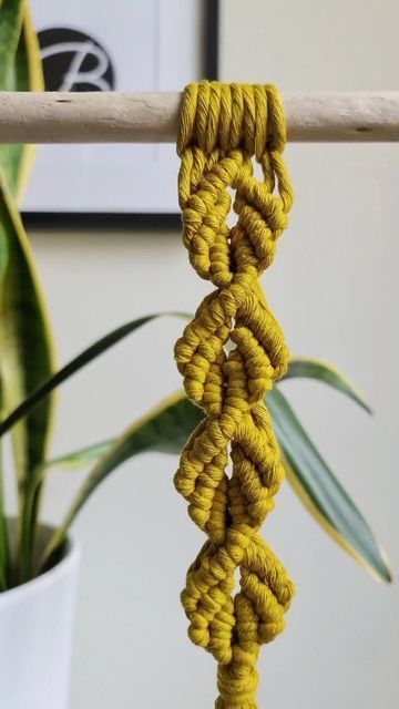 Bobbiny on Instagram: "Who's up for a little Thursday tutorial?🎥 Here's one for a leaf pattern🍂 perfect for the upcomig fall season🥰 #tutorial #bobbiny #macrametutorial #diy #macrame" Instagram Tutorial, Macrame Patterns Tutorials, Diy Macrame, Fall Leaf, Macrame Tutorial, Macrame Projects, I ❤ Ny, Macrame Patterns, Macrame Diy