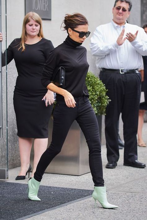 Victoria Beckham: el truco para vestir siempre con ropa negra sin ir aburrida Weekend Lunches, Viktoria Beckham, Beckham Style, Victoria Beckham Outfits, Chique Outfit, Victoria Beckham Style, Victoria Fashion, All Black Outfit, Mode Inspo