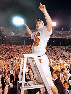 Peyton Manning singing Rocky Top in 1997. Ut Football, Rocky Top Tennessee, Tennessee Volunteers Football, Walter Payton, Tennessee Football, College Football Teams, Rocky Top, Nashville Outfits, Pro Athletes