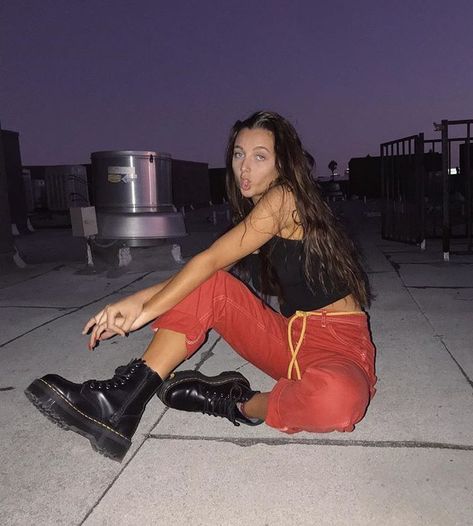 Emma chamberlain  black and red outfit inspo black combat boots Emma Chamberlain 2018, Edgy Casual Outfits, Emma Chamberlain Outfits, Martens Outfit, Emma Style, Doc Martens Outfit, Pink Tights, Emma Chamberlain, Doc Martens