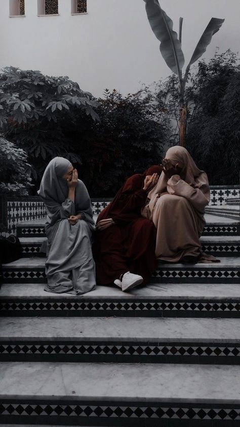 Friendship Islamic Friends Photography, Hijabi Friends Aesthetic, Hijabi Besties, Hijabi Pics, رسم كاريكاتير, Fairy Photoshoot, Friend Pictures Poses, Muslim Couple Photography, Fairytale Photography