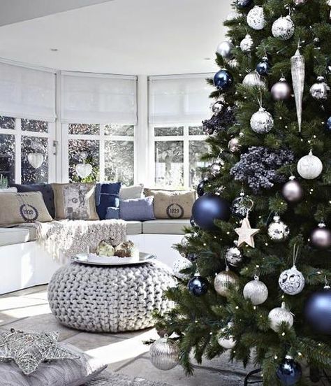 Christmas decorating with blue colors Blue Christmas Tree Decorations, Elegant Christmas Tree Decorations, Blue Christmas Decor, Elegant Christmas Trees, Blue Christmas Tree, Gold Christmas Decorations, Christmas Tree Inspiration, Christmas Decorations Living Room, White Christmas Decor