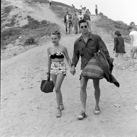 Balboa Beach Party (1947) - photographed by Peter Stackpole Balboa Beach, Urban Street Fashion, 1950s Mens Fashion, 1950s Mens, Beach Date, Model Pose, Adored Vintage, Look Retro, Summer Beach Outfit