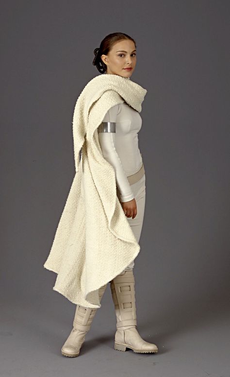 Padmé battle costume with scarf Padme White Outfit, Padme Amidala Costume, Padme Costume, Disfraz Star Wars, Star Wars Padme Amidala, Queen Amidala, Star Wars Padme, Dressed In White, Star Wars Sith