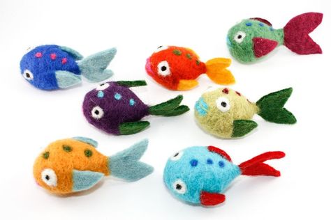 Diy Waldorf Toys, Felted Fish, Felt Play Mat, Dry Felting, Felt Fish, Felted Crochet, Fish Ornaments, Fish Sculpture, Play Mats