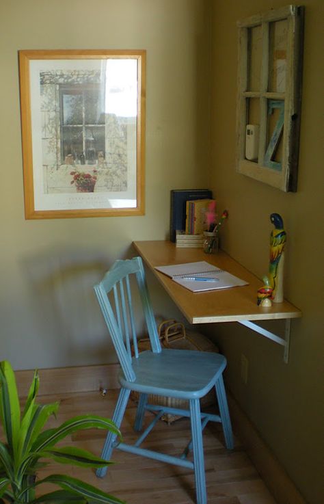 No Space for a Full Desk? Build an easy Shelf Desk! I could use two shelves and create an l-shaped desk in the corner! Easy Shelves, Small Bedrooms, Floating Desk, Kid Desk, L Shaped Desk, Desk Shelves, Diy Desk, Bedroom Designs, A Desk