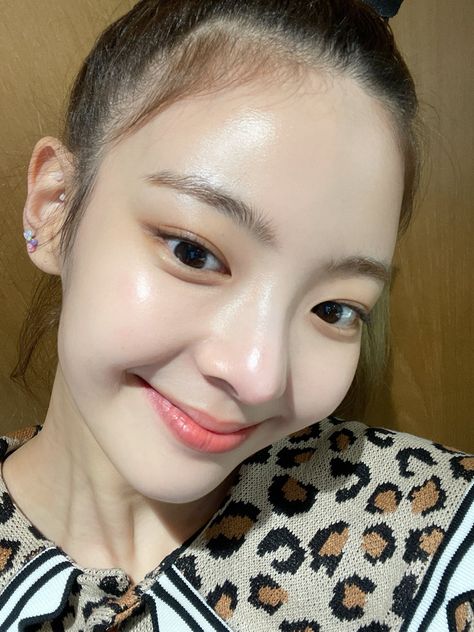 itzy lia girlfriend material pictures pic instagram bubble twitter update Clean Skin Face, Rich Women Lifestyle, Skin Facts, Clear Glowing Skin, Lia Itzy, Black Femininity, Pretty Skin, Skin Cleanser Products, Pale Skin