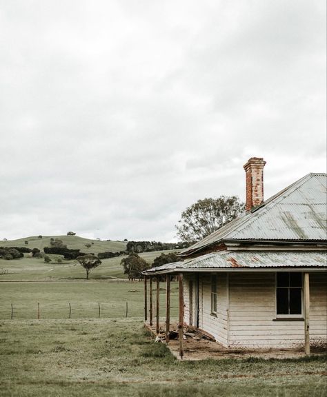 Australian Ranch Style Homes, Old Australian Farmhouse, Rural Australian Homes, Australian Country Cottage, Farm Life Australia, Australian Aesthetic, Farm Australia, Australian Homestead, Australian Gothic