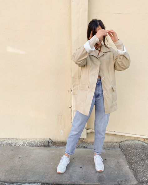 Cream Rain Coat Outfit, Short Peacoat Outfit, Beige Raincoat Outfit, Tan Jacket Outfit Women, Beige Shacket Outfit, Outfits Saco, Shaket Jacket Outfit, Tan Jacket Outfit, Cream Jacket Outfit