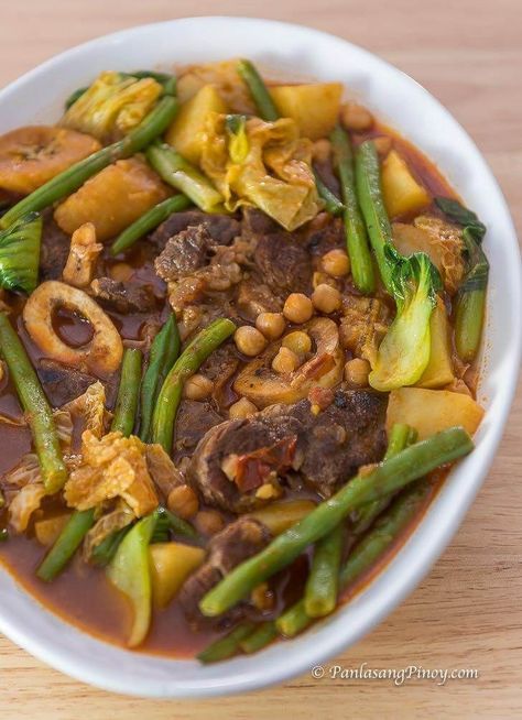 This Puchero Bulalo Recipe from Panlasang Pinoy is a cross between the traditional Filipino bulalo (beef shank soup) and pochero. It is delicious and easy to cook. Enjoy this with a cup of white rice. White Spaghetti Recipe, Pochero Recipe Beef, Bulalo Recipe, Spaghetti Beef Recipe, Beef Shank Soup, Beef Shank Stew, Filipino Soup, Beef Shank Recipe, Pork Soup Recipes