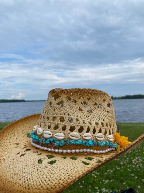 Beachy Cowgirl, Costal Cowboy, Coastal Cowgirl Hat, Hobby Lobby Crafts, Costal Cowgirl, Cowgirl Summer, Hat With Flowers, Boho Chic Bags, Diy Things