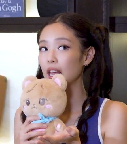 Jennie from BLACKPINK with her character plush toy {GEOMDEUKI}. #Jennie_Kim #Geomdeuki #7th_Anniversary_BLACKPINK #NINI Jennie Cute Pics, Jenny Icons, Jennie Lq Icons, Jennie Pics, Foto Cars, Rose Video, Girl Thinking, Jennie Kim Blackpink, Blackpink Photos