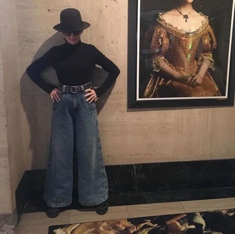 Diane Keaton’s JNCO-Style Pants are a Hit With Celebrities | W Magazine | Women's Fashion & Celebrity News Diane Keaton Style, Dianne Keaton, Jennifer Esposito, Style Icons Women, Debra Messing, Ellis Ross, Wide Legged Jeans, Oufits Casual, Black Platform Shoes