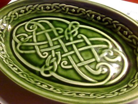 RARE Irish pottery Arklow green dish   Celtic motive   100% original Irish Pottery, China Shop, Advanced Ceramics, Green Mugs, Celtic Design, Celtic Symbols, Irish Celtic, Pottery Crafts, Decorative Dish