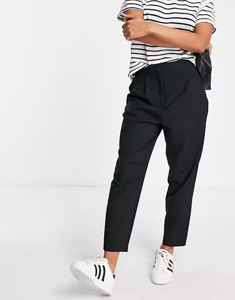 Tapered Pants Outfit, Tailored Pants Outfit, Trousers Outfit Casual, Tailored Chic, Asos Outfit, Black Trousers Casual, Winter Mode Outfits, Black Pants Outfit, Casual Chic Outfits