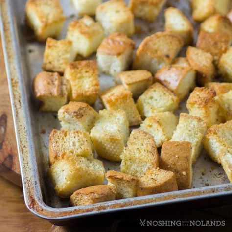 Leftover Bread Croutons Stale Bread Recipes, Gluten Free Croutons, How To Make Croutons, Croutons Recipe, Homemade Garlic Butter, Crouton Recipes, Parmesan Bread, Salad Soup, Panzanella Salad