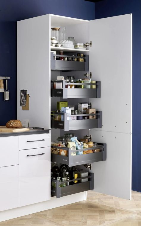 Rangement cuisine : les 40 meubles de cuisine pleins d'astuces - Côté Maison Kitchen Furniture Storage, Desain Pantry, Kabinet Dapur, Beautiful Kitchen Designs, Kitchen Pantry Design, Kitchen Interior Design Decor, Funky Home Decor, Diy Kitchen Storage, Modern Kitchen Cabinets