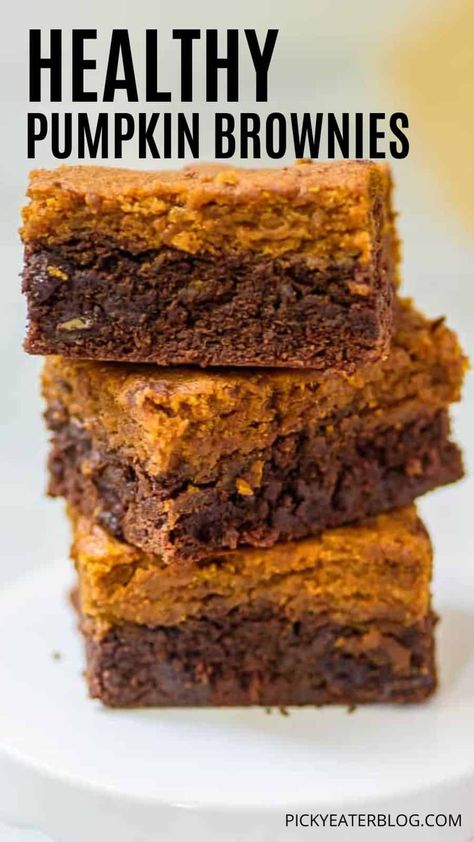 These layered pumpkin brownies are not only fudgy, chocolately and decadent, but they're actually healthy too! Only 15 minutes of prep time, less than 150 calories per serving, and the perfect fall dessert! Pumpkin Brownies Easy, Pumpkin Brownies Healthy, Low Calorie Cheesecake, Low Calorie Pumpkin, Healthy Pumpkin Pie, Cinnamon Sugar Muffins, Dreamy Desserts, Dessert From Scratch, Pumpkin Brownies