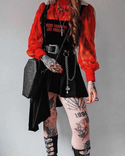 Never got round to sharing these so here's some Vampy Monday vibes with my fav @backstitchbruja ✨♥️🖤 I did a styling reel of this look further down my page if you're interested ✨☺️ Bags @backstitchbruja Skirt @weekdayofficial Corset @deadcatsclub Belt @disturbia Lace top @topshop Shoes @asos Necklaces @valk_jewelry @bloodymarymetal Vampire Look Outfits, Red Skirt Outfits, Vampire Core, Monday Vibes, Outfits Edgy, Rocker Girl, Goth Fashion Punk, Street Style Edgy, Edgy Outfits