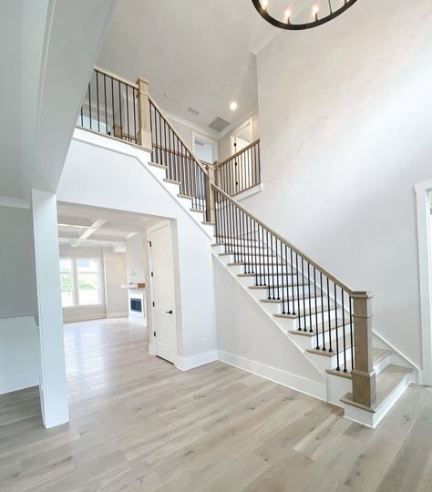 Nice Staircase, Open Upstairs, Beautiful Staircases Grand Entrance, Living Room With Open Staircase, Where To Put Stairs In A House, Staircase Middle Of House, Stairs Interior, Grand Staircase Entrance, Foyer Stairs