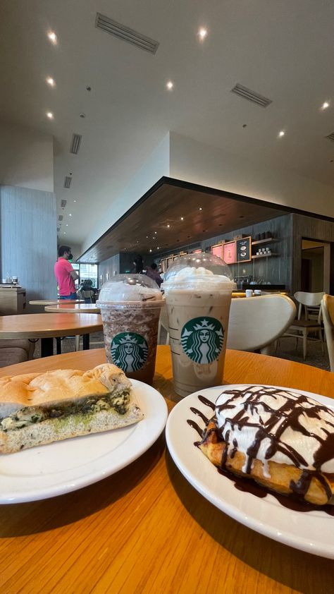 Banana Bread Starbucks, Starbucks Hot Drinks, Coffee Starbucks Drinks, Starbucks Snapchat, Starbucks Caramel Drinks, Coffee Dates Aesthetic, Starbucks Banana, Starbucks At Home, Starbucks Banana Bread