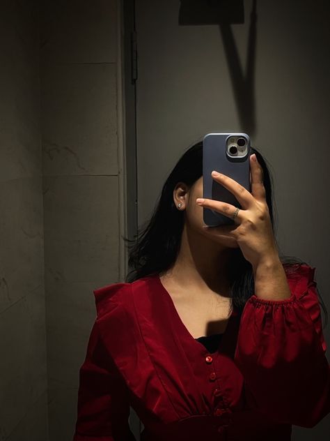 Photo Poses Mirror Selfie, Iphone Mirror Selfie Aesthetic, Mirror Pics Poses, Iphone Mirror Selfie, Texas Roadhouse, Desi Fashion Casual, Self Portrait Poses, Beautiful Curly Hair, Couple Picture Poses