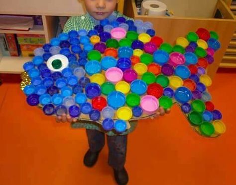 R Plastic Bottle Caps, Clever Kids, Fish Coloring Page, Bottle Cap Art, Fish Crafts, Bottle Cap Crafts, Rainbow Fish, Sea Theme, School Age