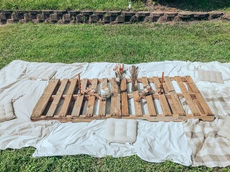 Picnic Pallet Table Ideas, Wood Pallet Picnic, Pallets Picnic, Bohemian Candles, Pallet Picnic, 26 Birthday, Sprinkle Ideas, Outdoor Brunch, Pallet Wedding