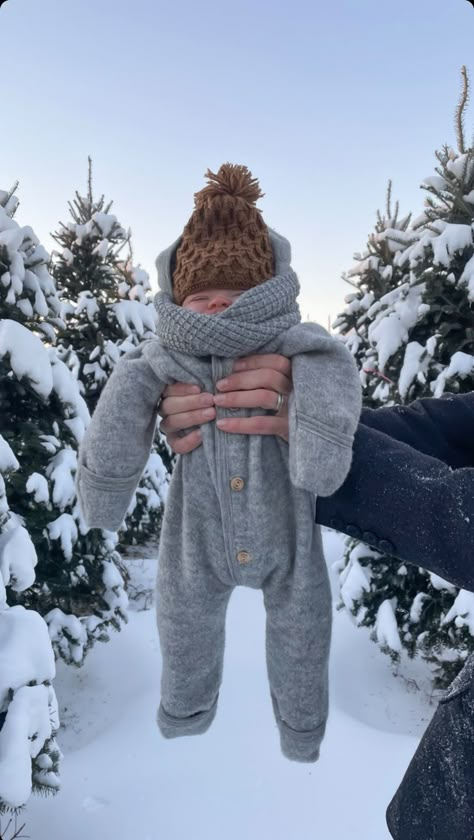 Newborn Cold Weather Outfits, Newborn Snow Pictures, Baby Boy Aesthetic Newborn, Newborn Winter Outfits, First Pregnancy Announcements, Winter Babies, Newborn Winter, Autumn Newborn, 4 Month Baby