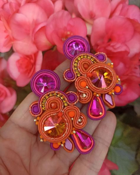 Y para recibir el verano unos pendientes en una vibrante combinación de tonos fucsia, naranja y buganvilla. Pendientes de Soutache hechos a mano de tamaño mediano. 🧡 🍊 🩷 Hello summer!!! Orange, fuchsia Pink, magenta, neon Orange New handmade Soutache embroidered earrings #soutacheearrings #pendientessoutache #pendientesartesanales #orangeearrings #soutachejewelry #handmadejewelry #ohrringe #orecchinisoutache #pendientesinvitada #eveningearrings #invitadaperfecta #hechoamano Soutache Jewelry, Pink