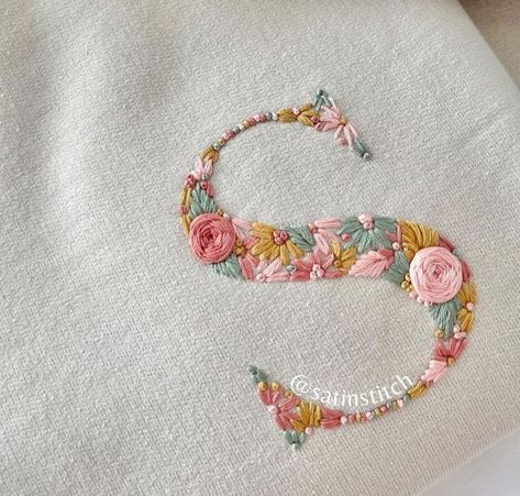 Letter Flower Embroidery, Monogram Embroidery Letters, Hand Embroidery Letters, Sweater Embroidery, Cloth Embroidery, Embroidery Hoop Art Diy, Embroidery Crafts, Camera Tattoo, Sweatshirt Embroidery