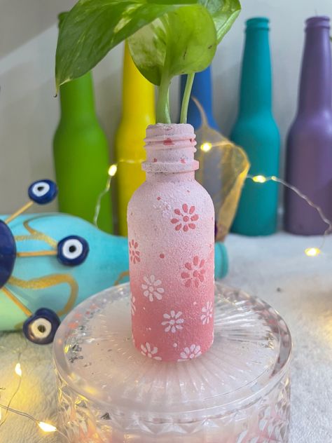 Acrylic Painting On Glass Bottles, Aesthetic Bottle Painting, Easy Bottle Painting Ideas, Bottle Painting Ideas Acrylics, Bottle Paintings, Bottle Fairy Lights, Acrylic Paint Bottles, Easy Mandala, Painted Glass Bottles